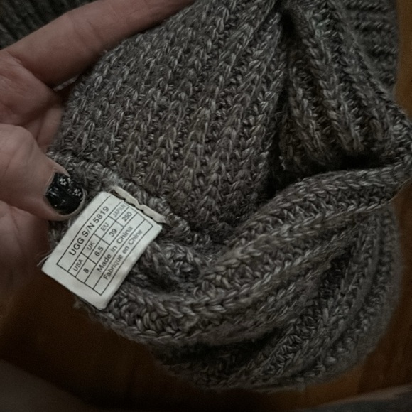 Grey sweater esq Ugg boots - Picture 4 of 4